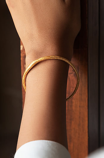 Kerry W Bangle in Gold plating Kerry W Bangle in Gold plating