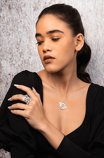 It Me Necklace