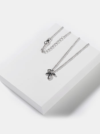 A Winter's Tale Leaf Pendant Necklace in 925 Silver