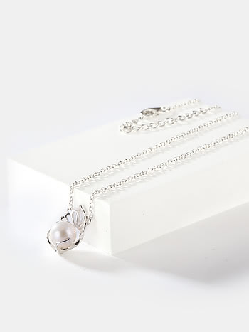 A Cozy Shell-Ter Necklace in 925 Silver