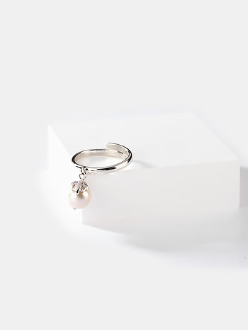The Pearl-fect Ring in 925 Silver