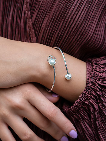 A Cozy Shell-Ter Bracelet in 925 Silver