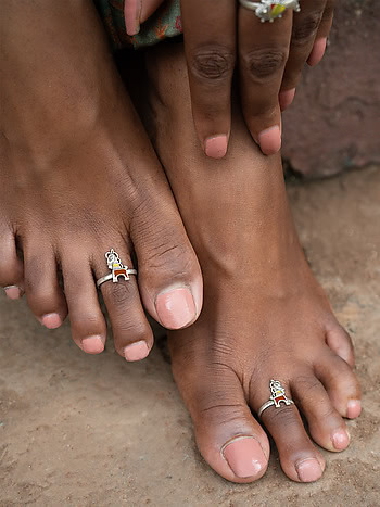 Buy Feeling Andamaina Pink Stone Oxidised Toe Rings In 925 Silver from  Shaya by CaratLane
