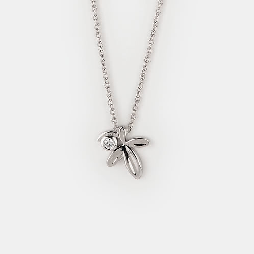 A Winter's Tale Leaf Pendant Necklace in 925 Silver