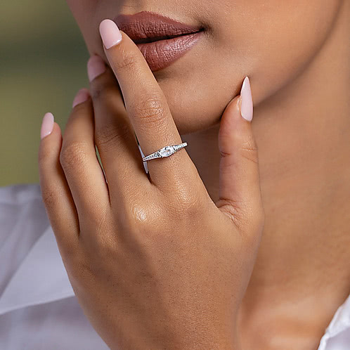 Oval Promise Ring in 925 Silver