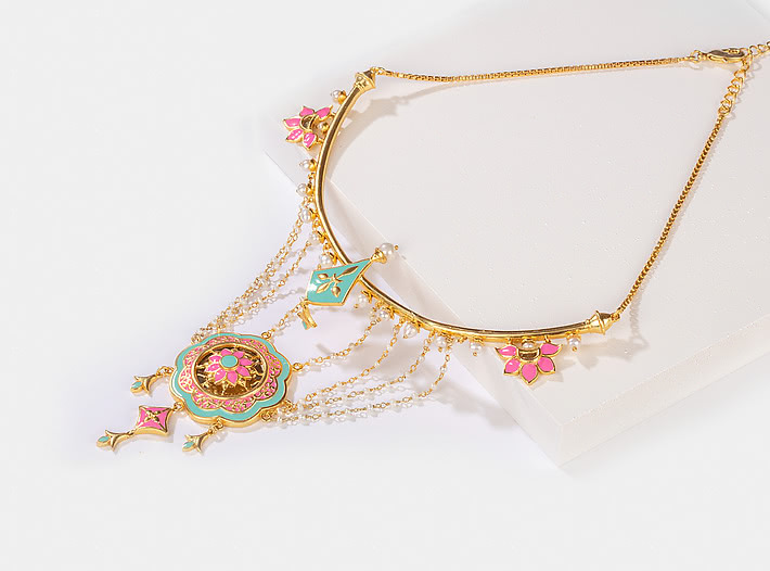 Iski Uski Necklace in Gold Plated Brass